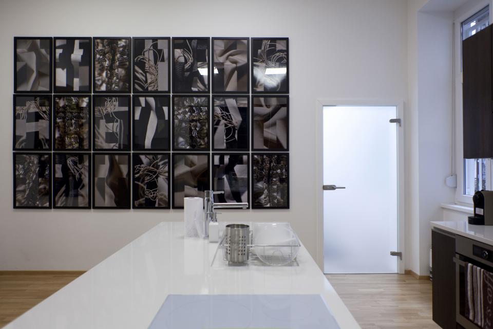 Edzett üvegajtóink és Corona V ajtóink Lajtai Péter galériájában | Referencia - Ajtóház